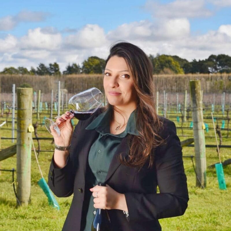 Green vibes in New Zealand Pinot noir The impact of grape clusters and